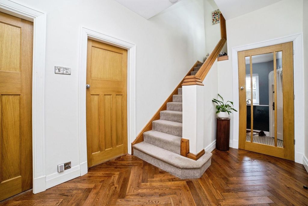 Property photo 2 of 31 Entrance Hall