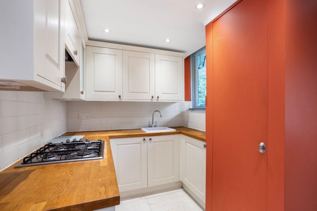 Property photo 2 of 11 33 Walpole Close-2