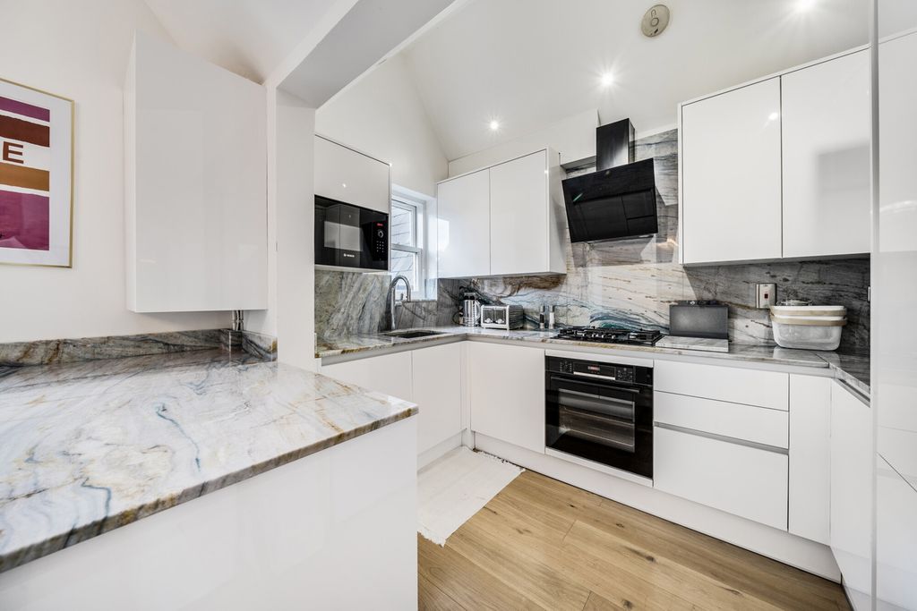 Property photo 3 of 19 Kitchen