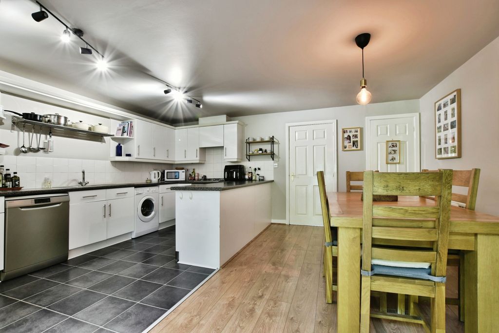 Property photo 3 of 20 Kitchen Diner