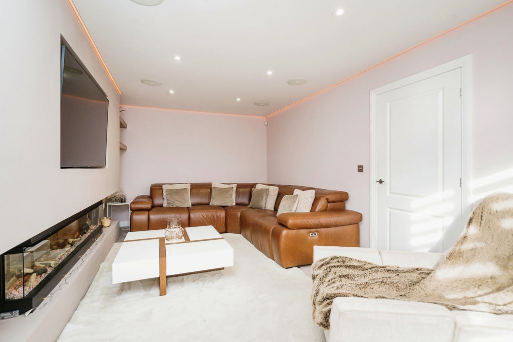 Property photo 3 of 15 Lounge