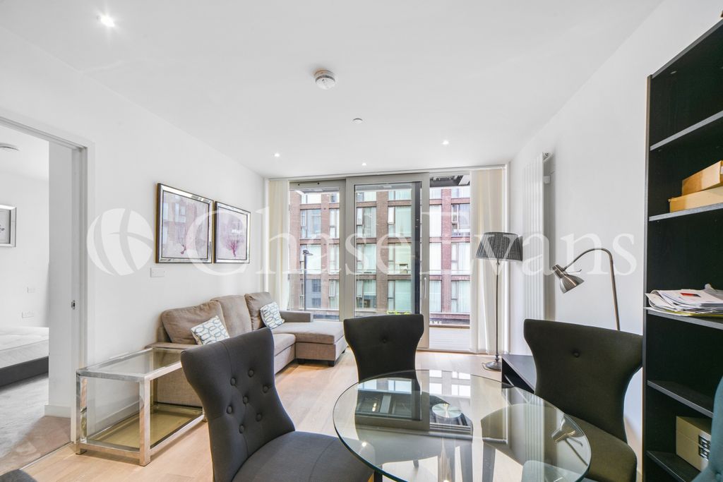 Property photo 3 of 16 Liner House, Royal W