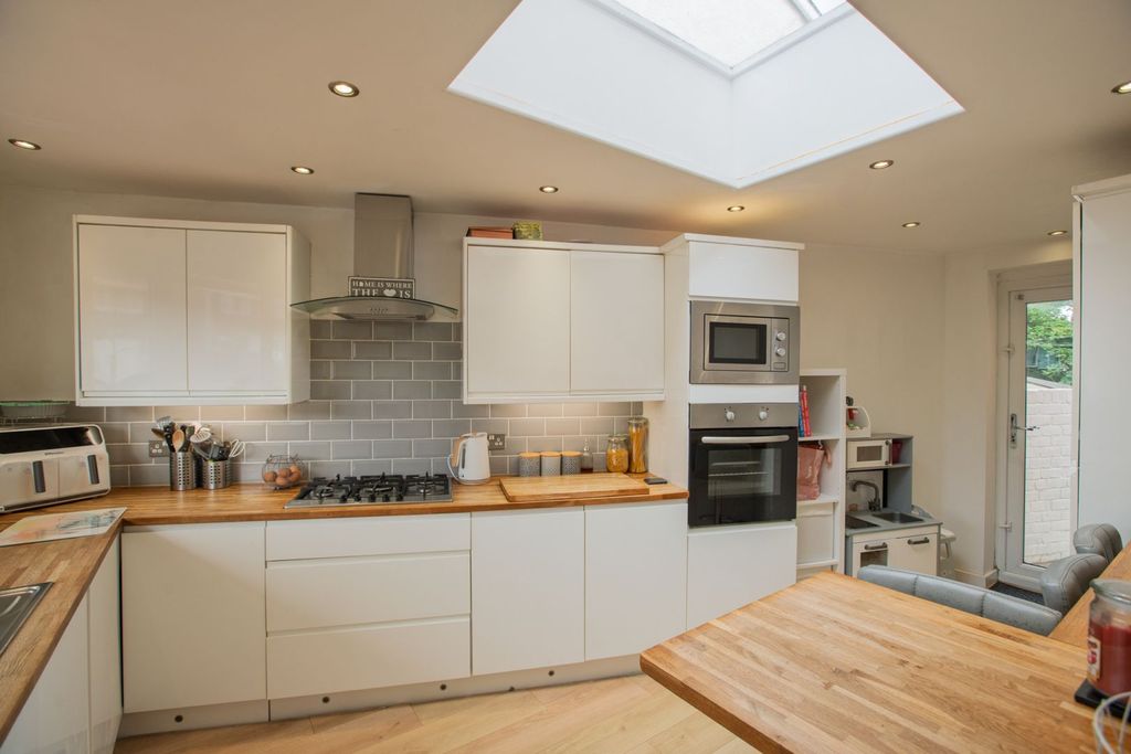 Property photo 3 of 18 Kitchen