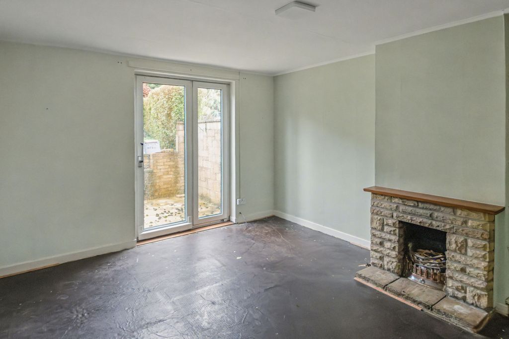 Property photo 2 of 25 76 Five Stiles Road, Marlborough, Wiltshire, Sn8 4Be