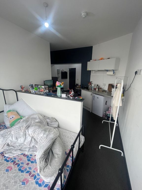 Property photo 3 of 4 A Cozy Single Bedroom With A Comfortable Bed, A di...