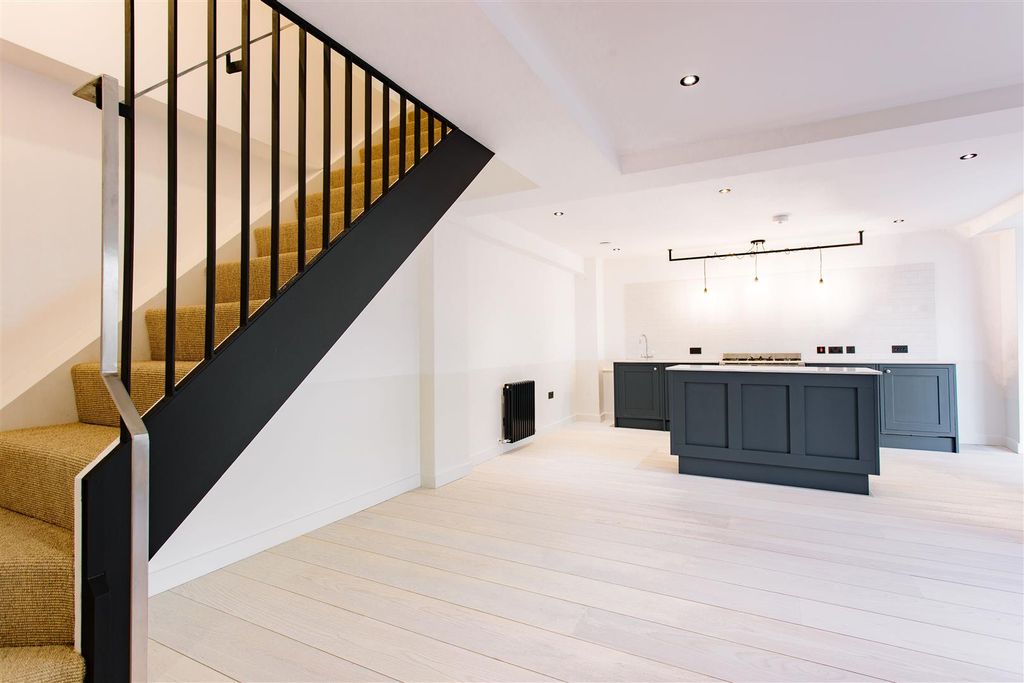 Property photo 3 of 27 Mb_Number 4_Fonthill Mews_39.Jpg