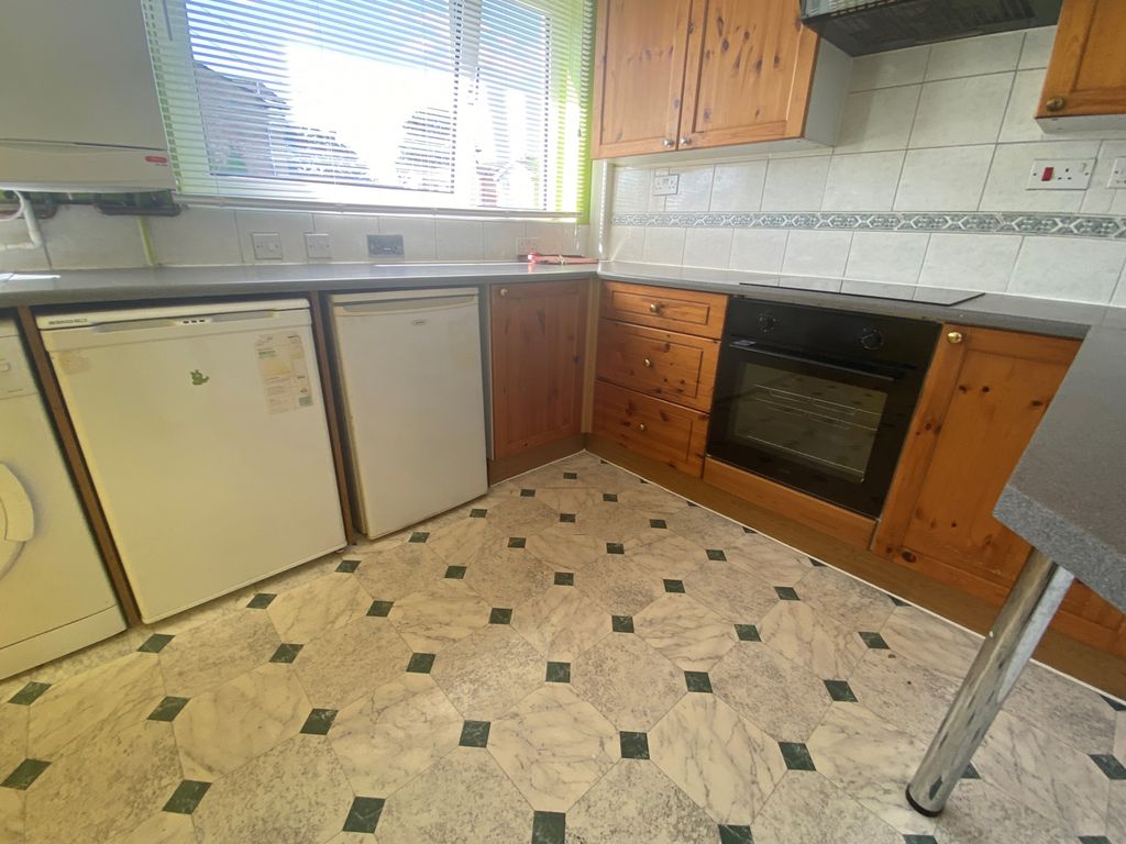 Property photo 1 of 6 2 Bed Flat To Rent Clive Road Feltham Tw14