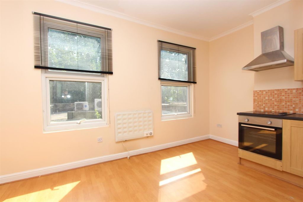 Property photo 1 of 6 Newington Green, N16