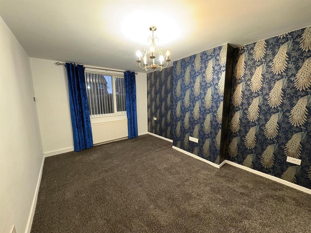 Property photo 2 of 11 Lounge