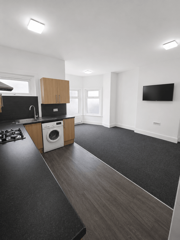 Property photo 1 of 8 Spacious & Newly Refurbished 3 Bedroom Flat | Excellent Elizabeth Line Connections