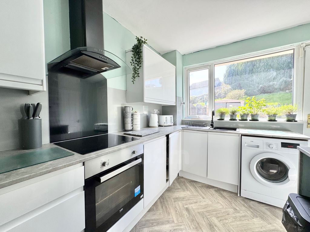 Property photo 3 of 16 Westburn Crescent, Rutherglen Kitchen Image
