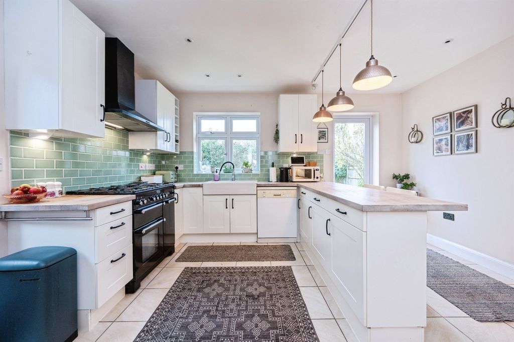 Property photo 3 of 28