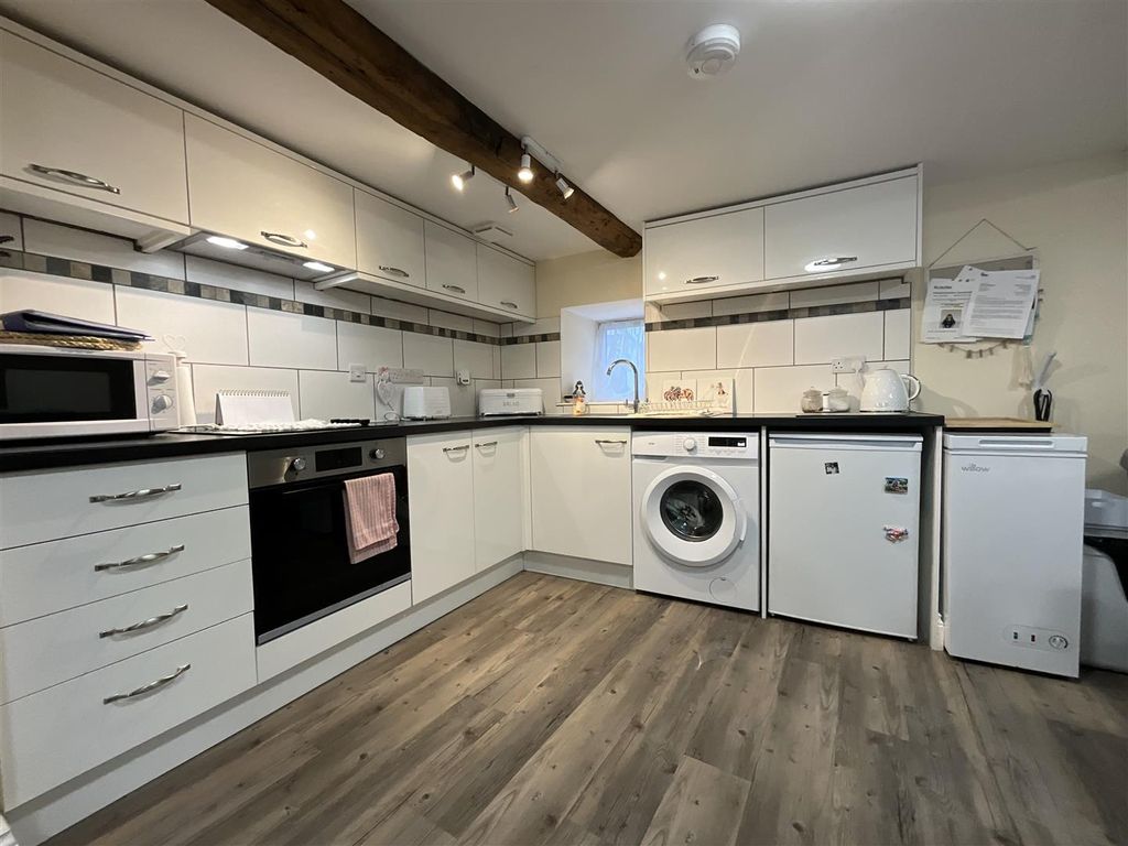 Property photo 2 of 6 Lounge / Kitchen