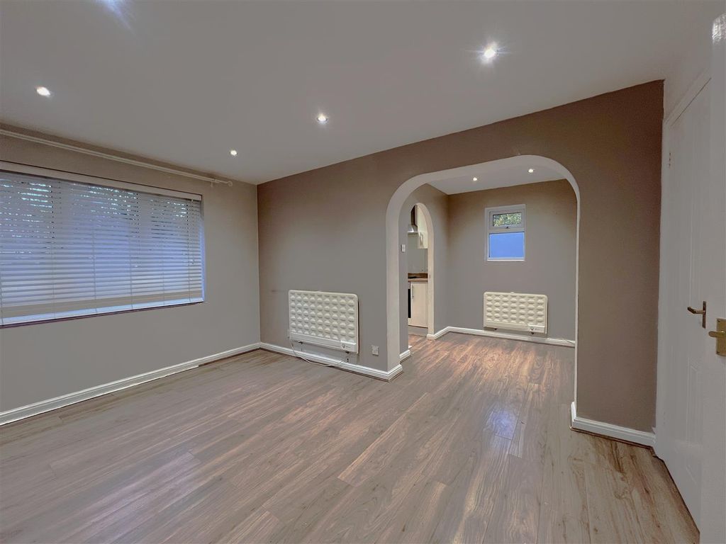 Property photo 2 of 8 Vine Tree Court - Reception Room 1.Jpg