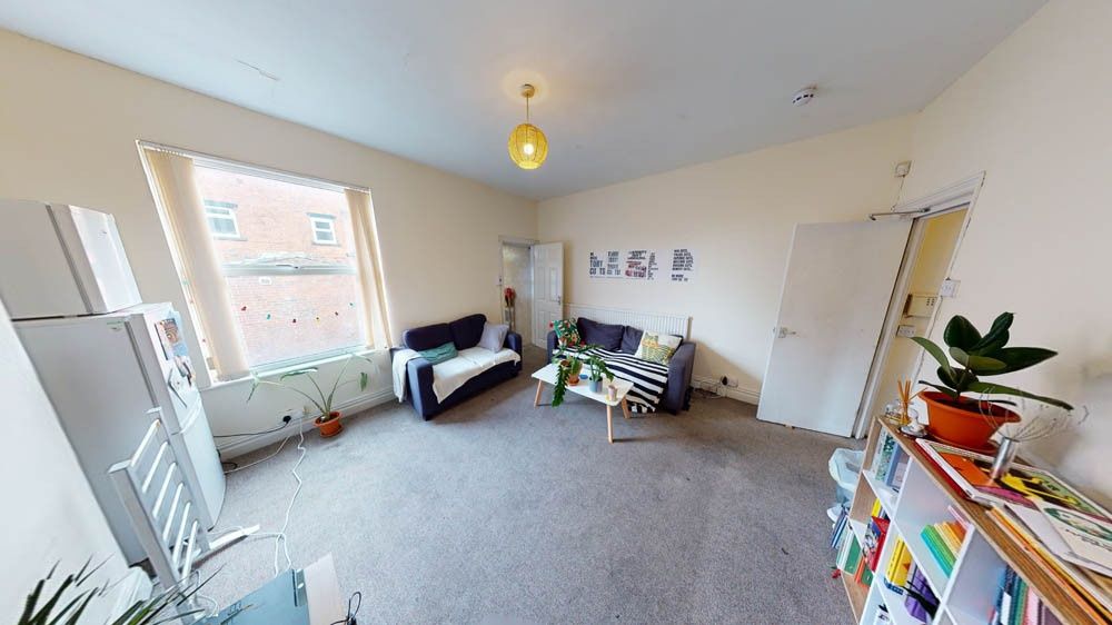 Property photo 1 of 5 Bright, Well-Presented Living Room With Neutral Dã©...