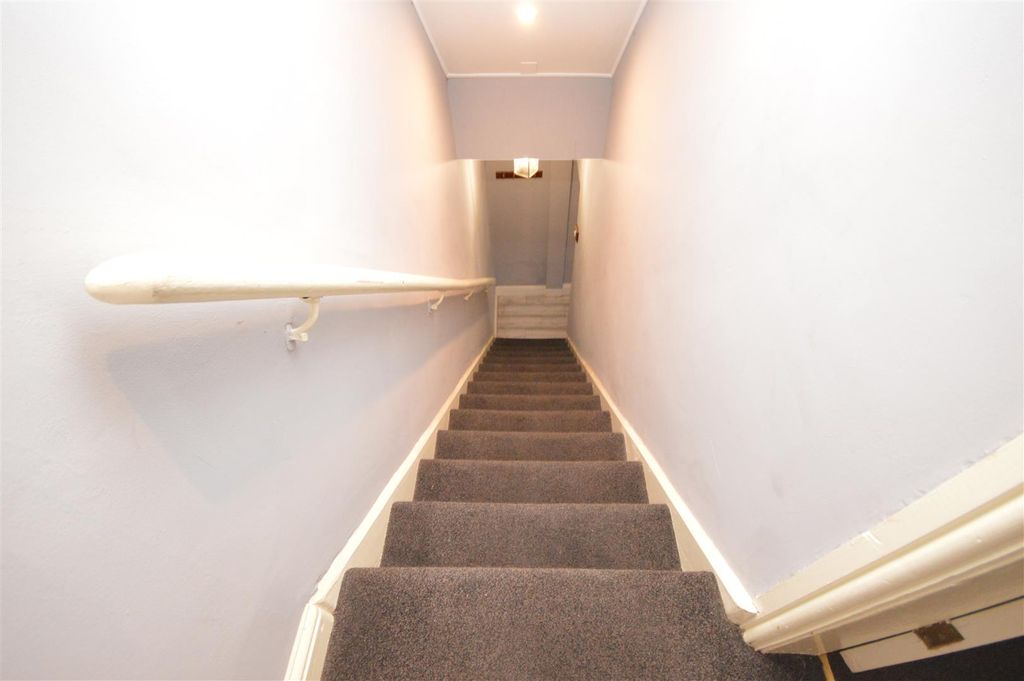 Property photo 3 of 10 Entrance Hall