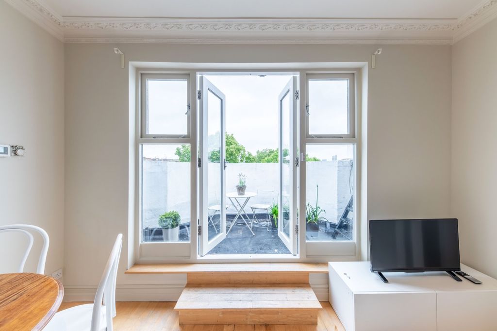 Property photo 3 of 10 Reception