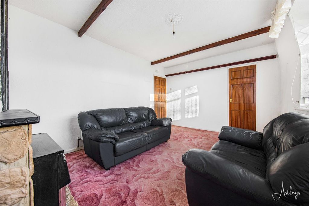 Property photo 3 of 13 Lounge