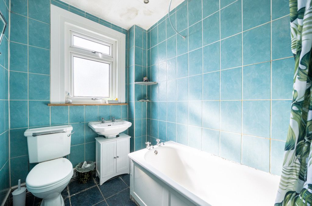 Property photo 2 of 12 Bathroom
