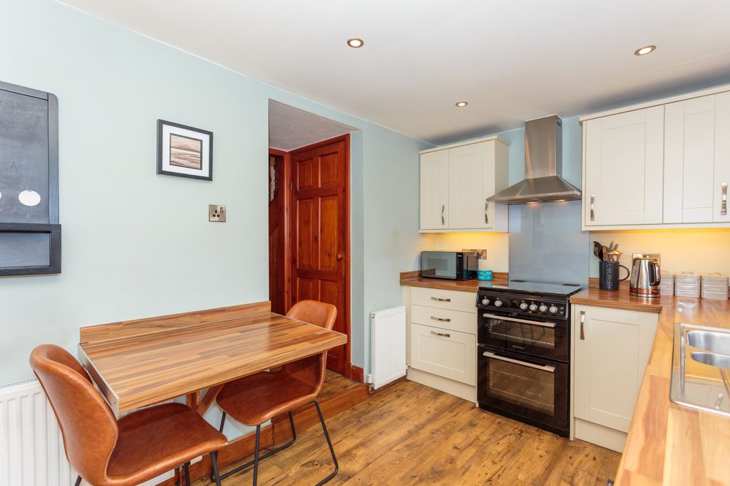 Property photo 3 of 31 Kitchen/Breakfast Room