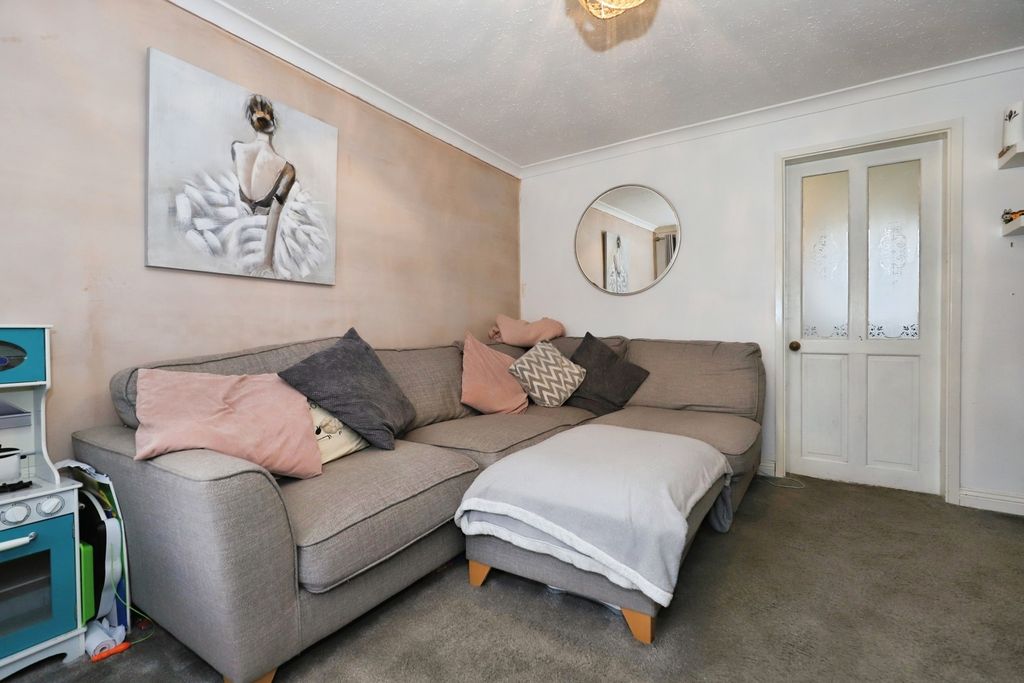 Property photo 2 of 8 Lounge