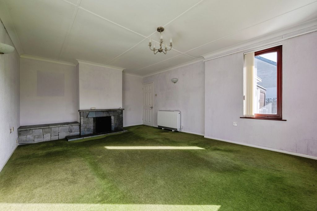 Property photo 3 of 24 Lounge