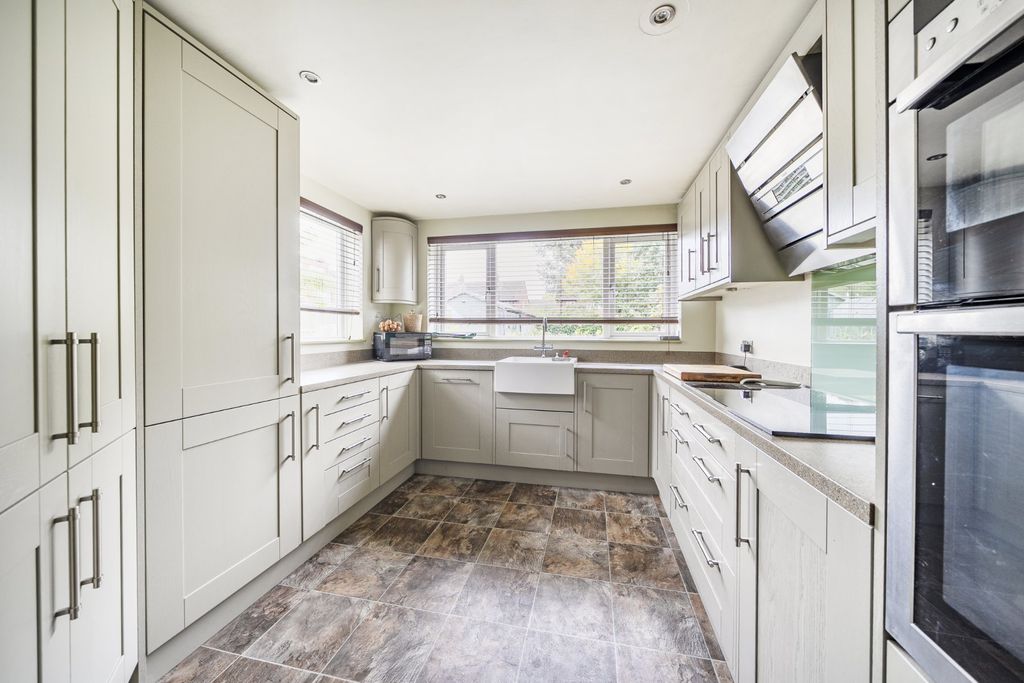 Property photo 3 of 16 Kitchen