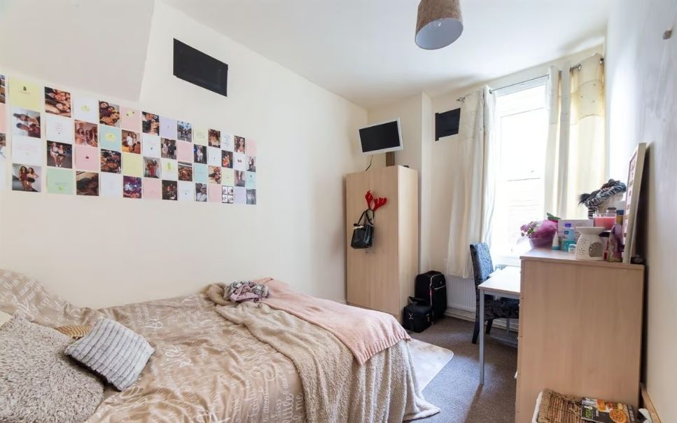 Property photo 3 of 6 Bright, Cosy Bedroom With A Comfortable Bed, Desk ...