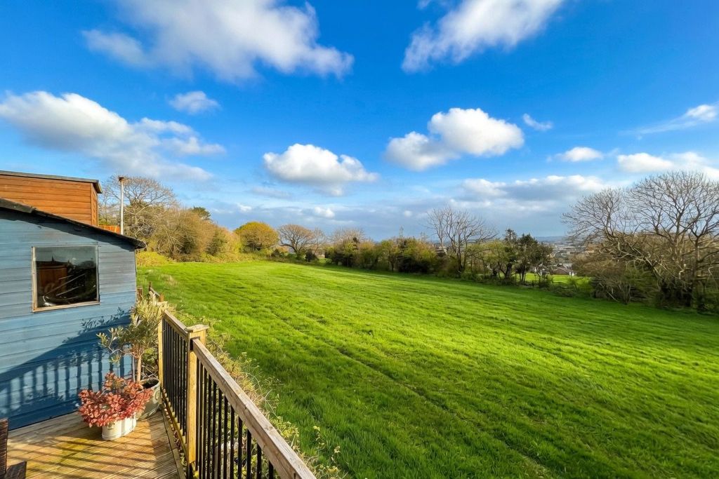 Property photo 2 of 28