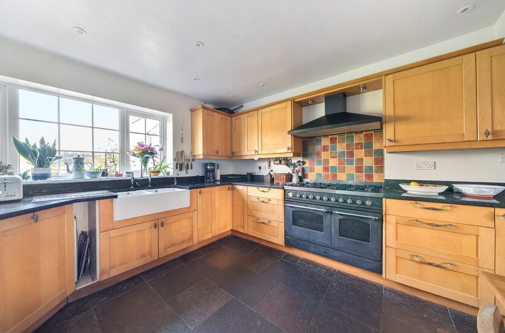 Property photo 3 of 19 Kitchen