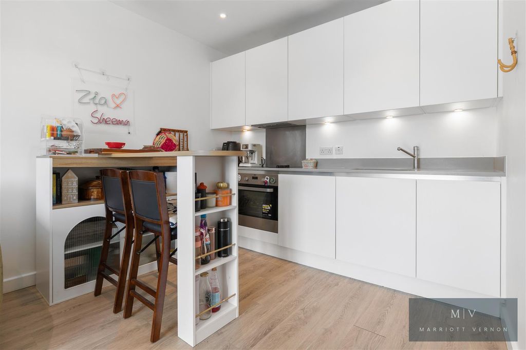 Property photo 3 of 22 Addiscombe Grove 30 F7 MV-8.Jpg