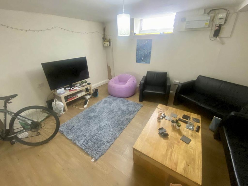Property photo 3 of 15 Lounge 2