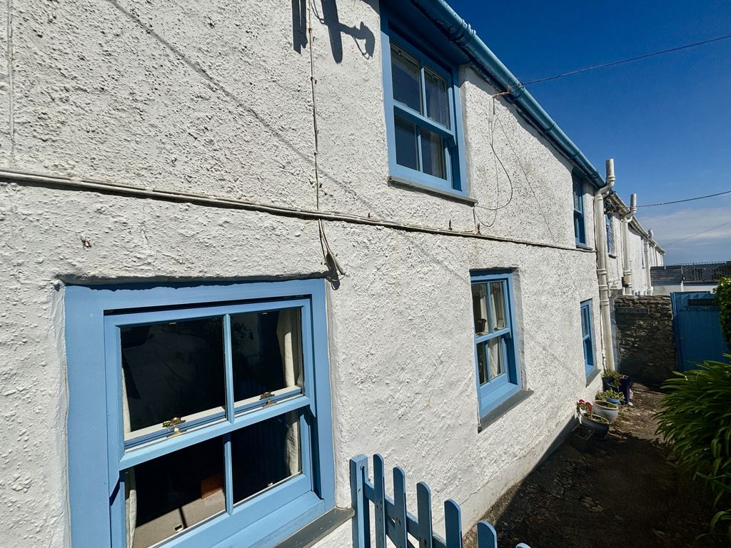 Property photo 1 of 10 2Â Bedroom Mid Terraced House For Sale