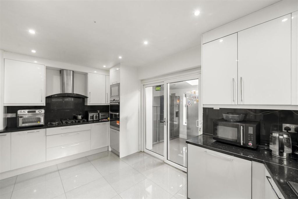 Property photo 3 of 20 4