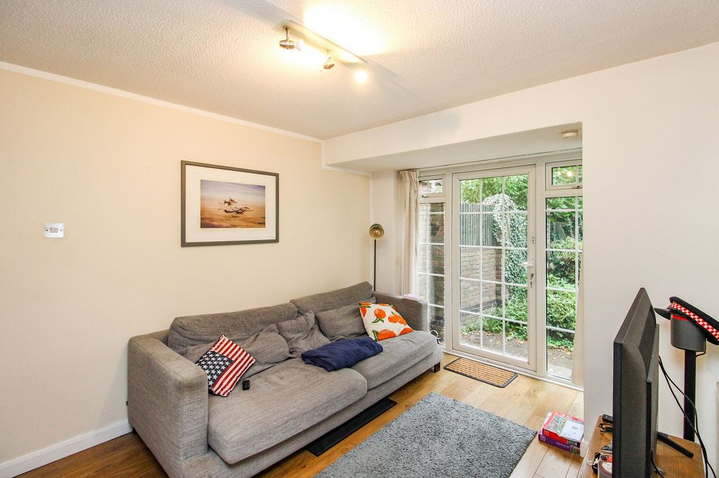 Property photo 3 of 9 Lounge