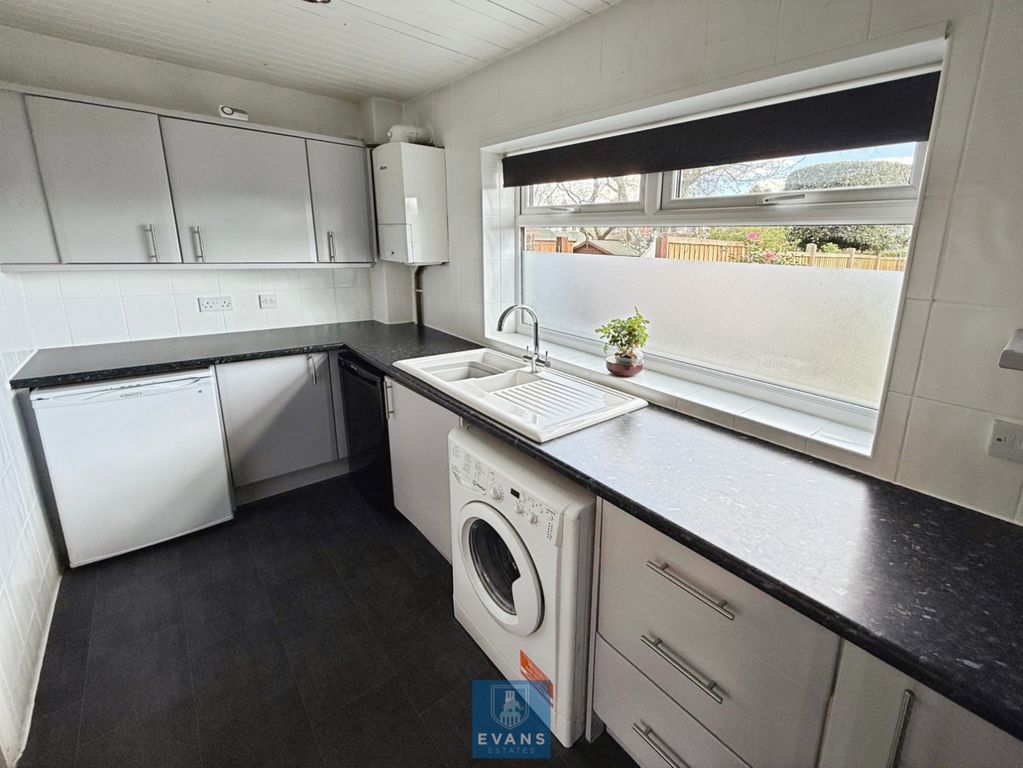 Property photo 3 of 10 Kitchen