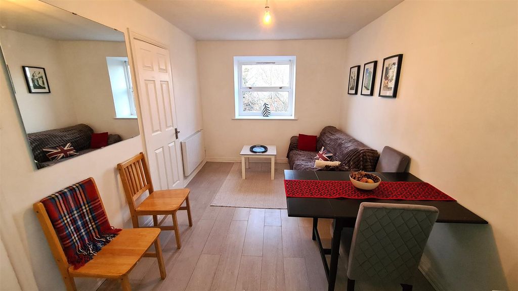 Property photo 2 of 21