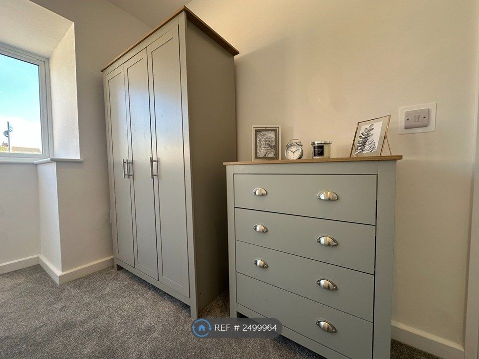 Property photo 3 of 12 Furniture