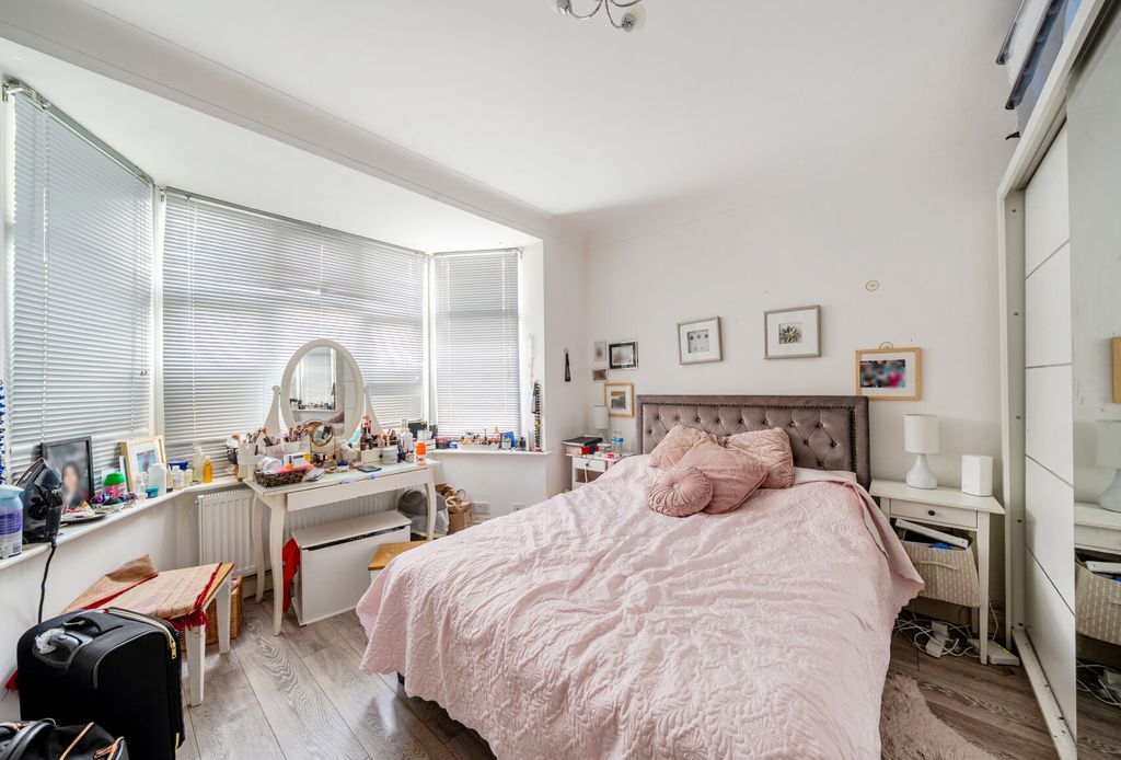 Property photo 3 of 12 1383936-11-692998...