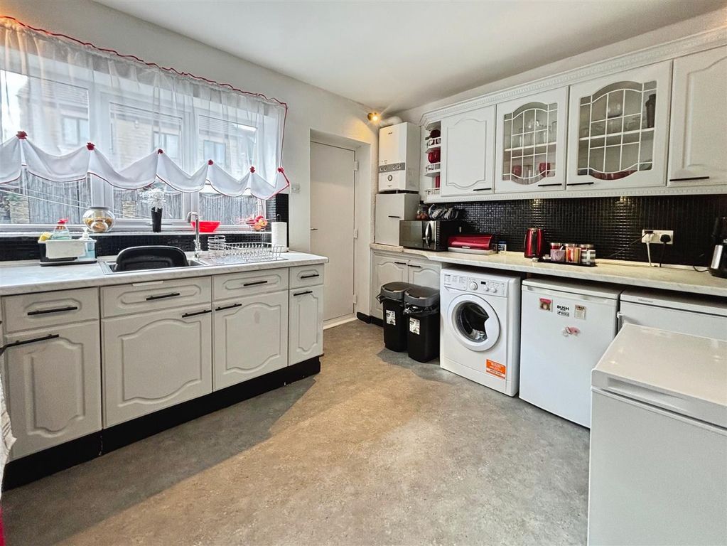 Property photo 2 of 18 Kitchen