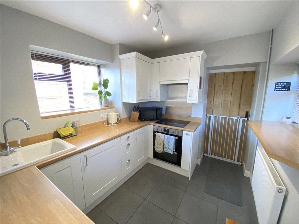 Property photo 2 of 11 Kitchen