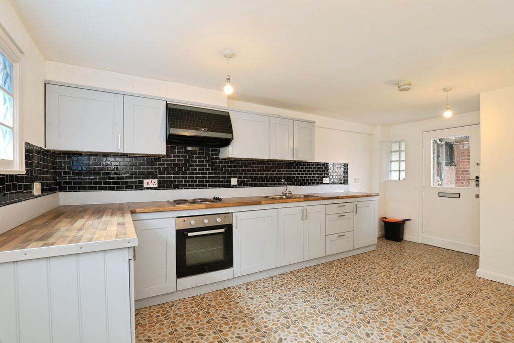 Property photo 2 of 20