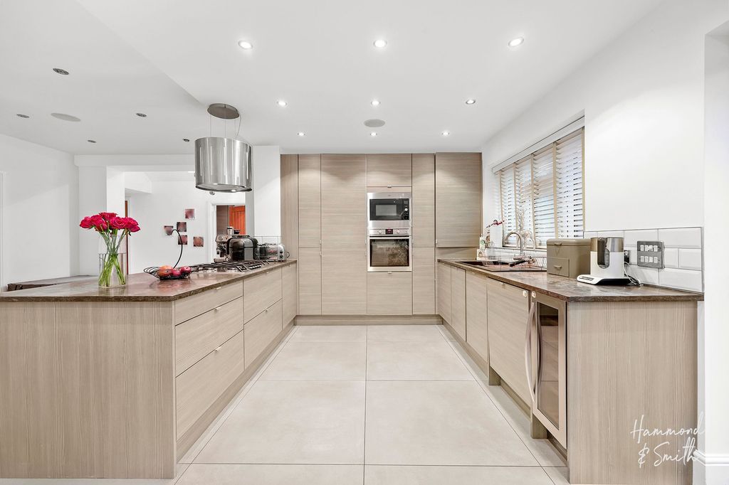 Property photo 2 of 23