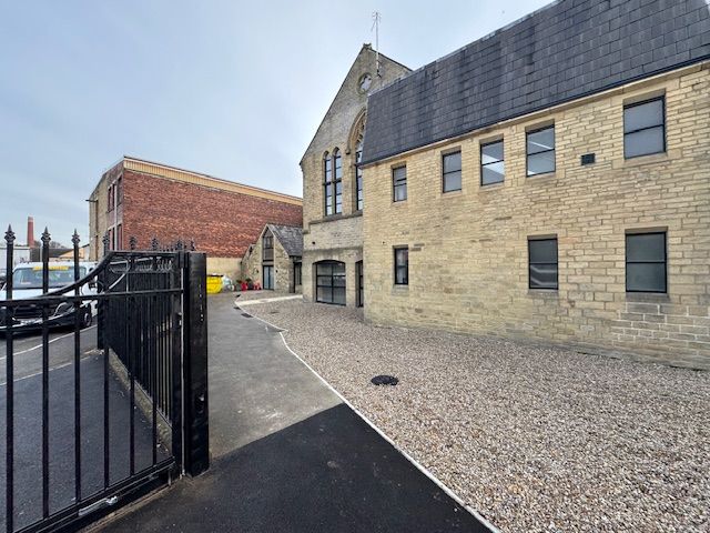 Property photo 3 of 15 Entrance Porch