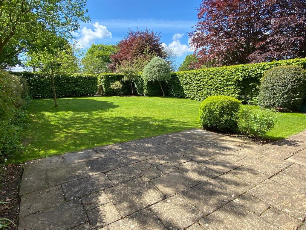 Property photo 2 of 11 Garden