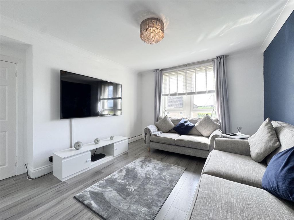 Property photo 3 of 12 Lounge