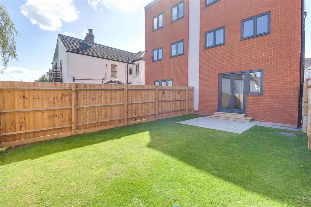 Property photo 2 of 27