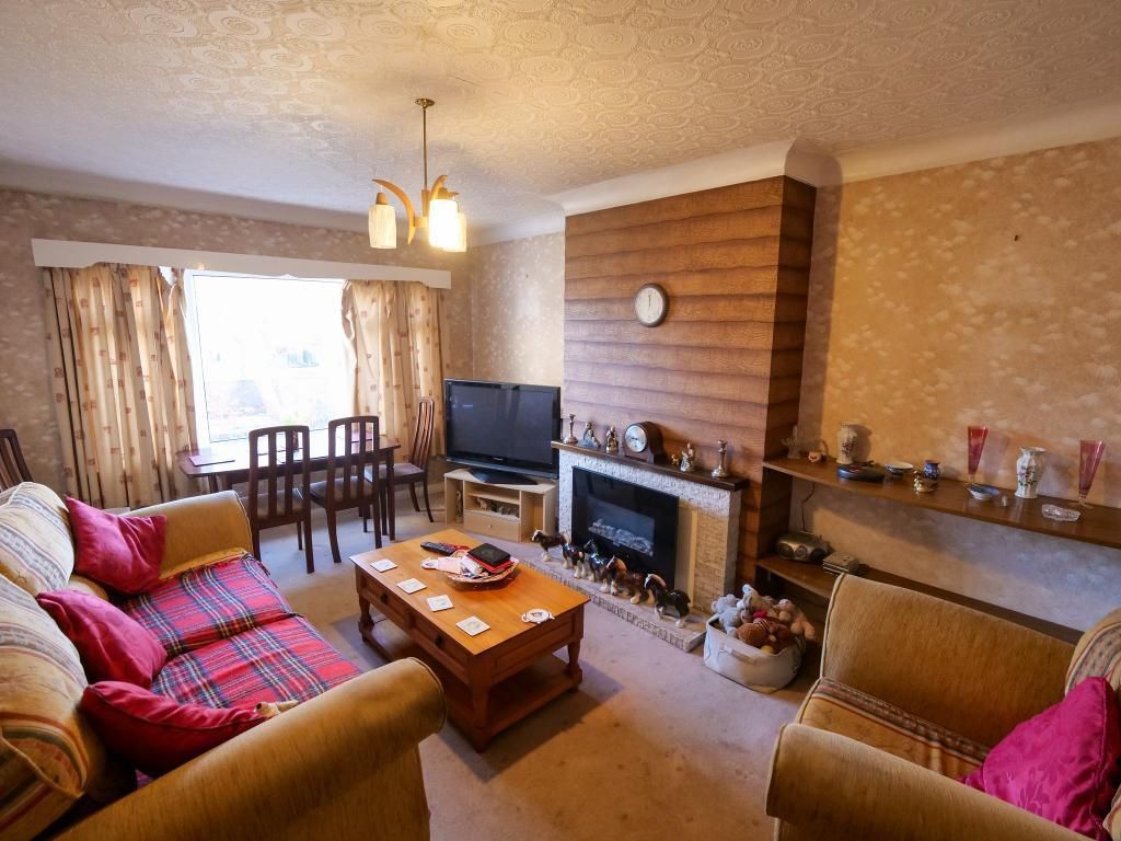 Property photo 3 of 7 Living Room