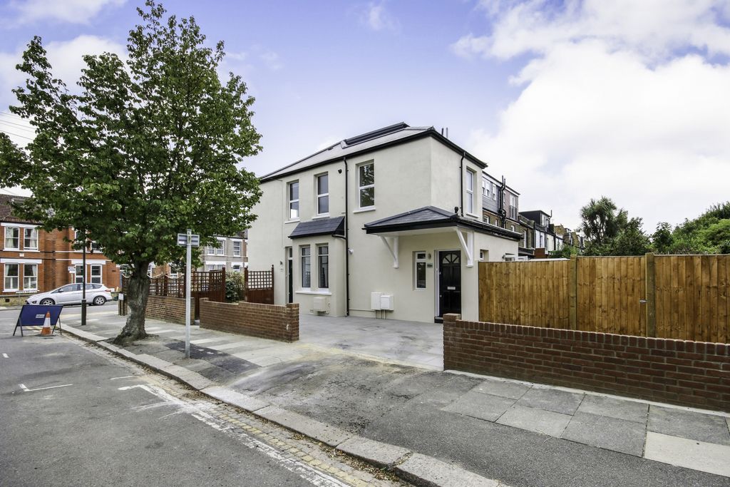 Property photo 1 of 8 Photo 8