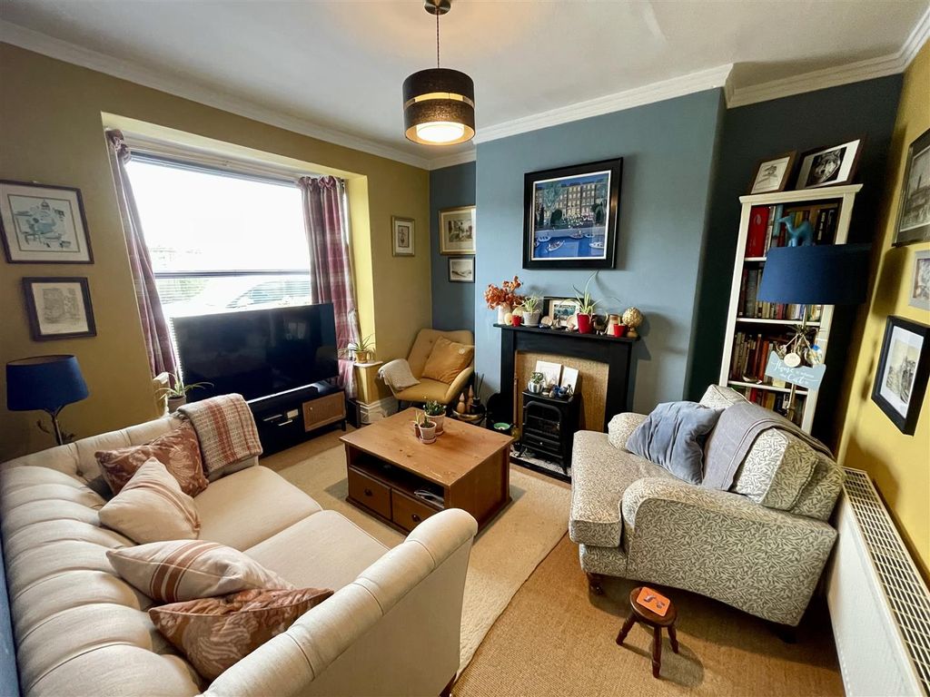 Property photo 2 of 17 Lounge